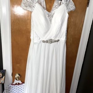 Wedding Dress. Never worn. Size 18